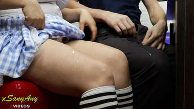 Junges Schulmädchen wichst auf Klassenkameraden bei Hausaufgaben - xsanyAny